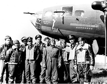 L'equipaggio del Memphis Belle sotto il muso dell'aereo in una foto dell'epoca