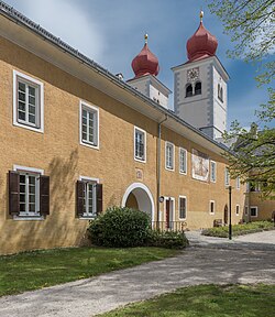 Millstatt Abbey, courtyard and church Millstatt Benediktinerstift Innenhof Ost-Ansicht mit Pfarrkirche 20042015 2299.jpg