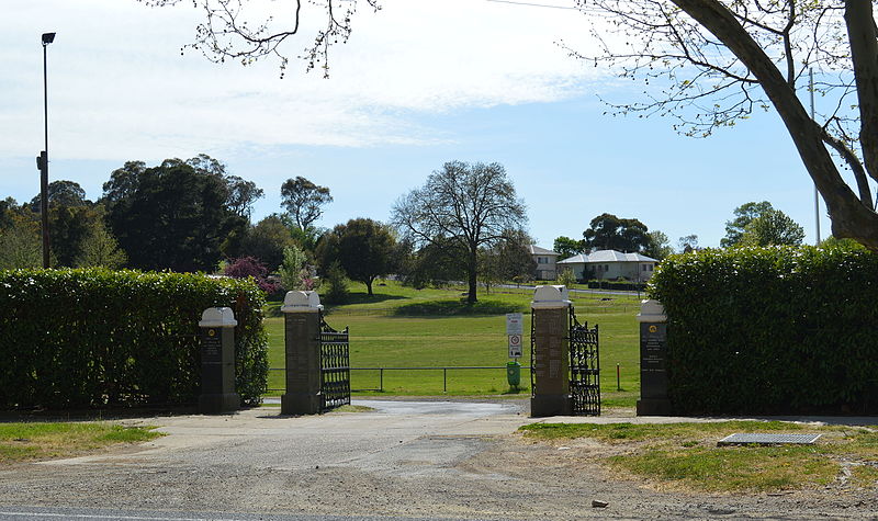 File:Millthorpe Redmond Oval Memorial Gates 001.JPG