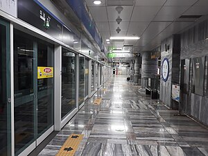 Minam station platform 20180427 212647.jpg