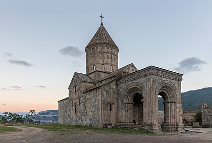 Igreja de São Gregório no mosteiro de Tatev, província de Siunique, sudeste da Armênia. (definição 8 207 × 5 527)