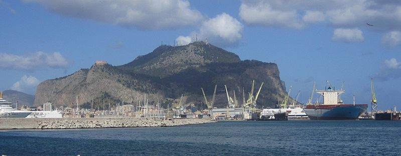 File:Monte Pellegrino und Emma Maersk.jpg