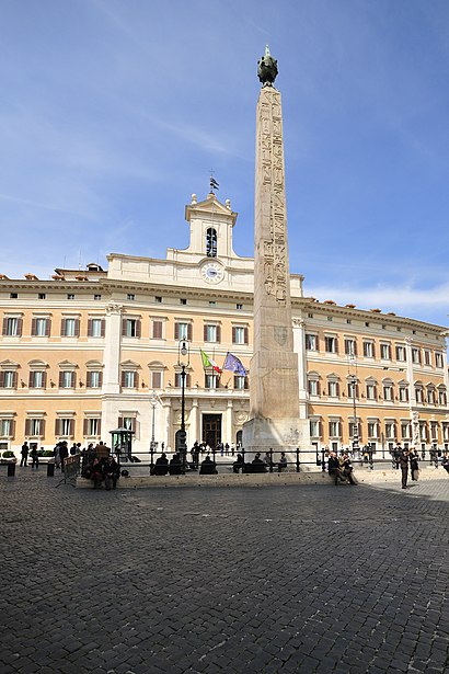 How to get to Piazza Di Montecitorio with public transit - About the place
