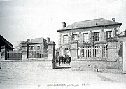 La mairie et l'école vers 1910.