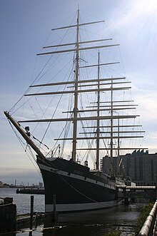 The Moshulu, a floating restaurant Moshulu at philadelphia.jpg