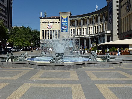 Ереван кентрон. Площадь Азнавура в Ереване. Площадь Шарля Азнавура. Ереван площадь Шарля Азнавура (кинотеатр Москва).