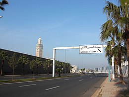 Image d'un boulevard qui mène à la mosquée.