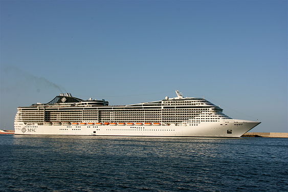 "MSC Fantasia" im Hafen von Palermo 2009