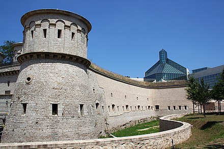 Le Mudam a été construit sur le site, et dans, l'ancien Fort Thüngen.