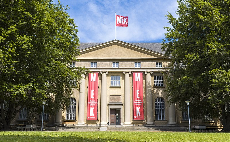 File:Museum Europäischer Kulturen, Haupteingang, Juni 2018.jpg