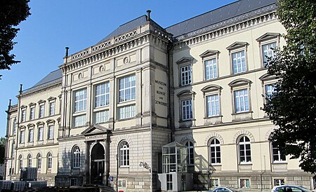 Museum für Kunst und Gewerbe Hamburg, Ostfassade mit Hauptportal