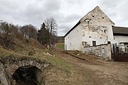 Čeština: Irův dvůr při naučné stezce U Irů lípy na východním okraji Prachatic, jižní Čechy. English: Irův court at the educational trail U Irů lípy on the eastern periphery of Prachatice, South Bohemian Region, Czechia.