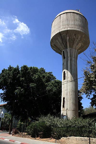 File:Nachlat Water tower 03.JPG