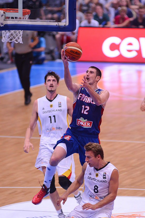 De Colo playing for France in 2015