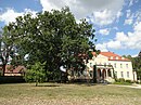 Natural monument oak in front of the Petkus manor house 2019-08-04 (5) .jpg