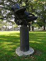 Nijmegen - Sculptuur 'Vliegende Engelen' van Auke Hettema in het plantsoen bij het Geert Grooteplein.jpg