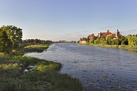 Il fiume Nogat e il castello di Malbork nel pomeriggio.jpg