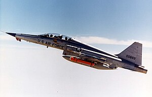 ВВС США, F-5F с ракетами AIM-9 Sidewinder, AGM-65 Maverick и вспомогательными топливными баками над базой ВВС Эдвардс, 1976 г.