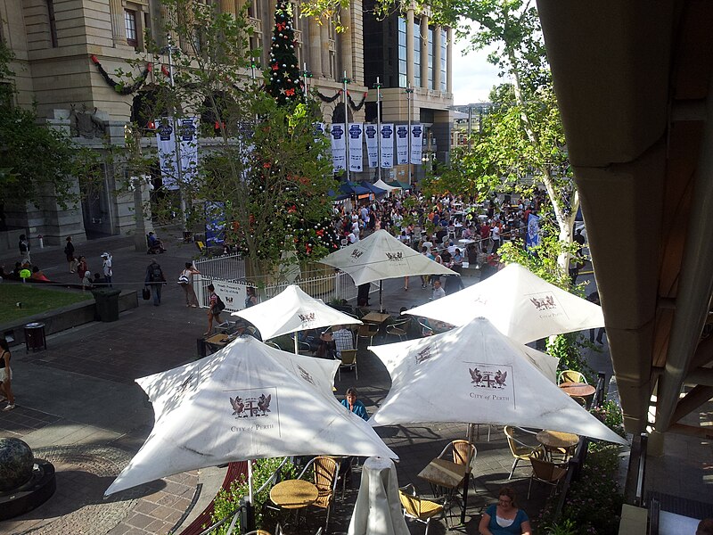 File:OIC perth night market 2012-01-06 overview.jpg