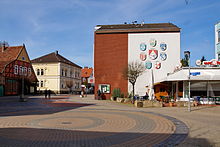 Im Stadtzentrum, Wappen der Ortsteile an einer Hauswand (2010)