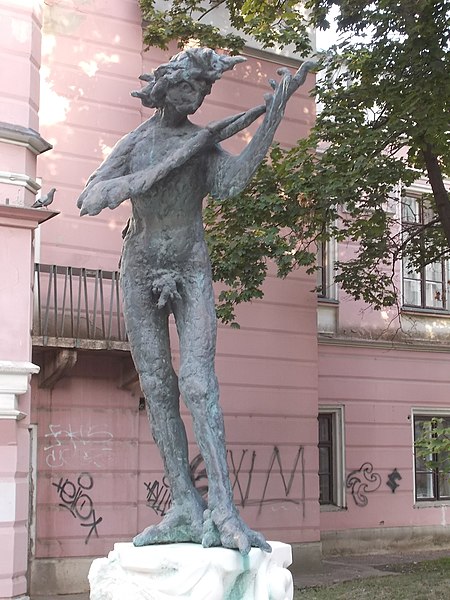 File:Oszike statue by Gyorgy Fusz, 2016 Szekszard.jpg