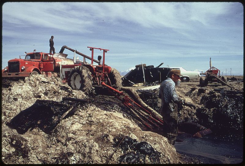 File:PUMPING OPERATION UNDERWAY WHICH REMOVED SOME 1,200,000 GALLONS OF ACID WATER AND OIL FROM THE FIVE ACRE POND. THE... - NARA - 555866.jpg