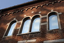 Particular of the windows on the first floor of the modern Leone da Perego palace Palazzo Leone da Perego (Legnano) - finestre.JPG