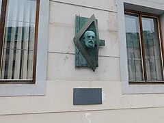Pamětní deska Ernsta Macha na Ovocném trhu v Praze (Q94441314).jpg