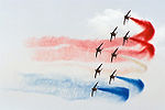 מטוסים במפגן אווירובטי יוצרים את "דגל הטריקולור" של צרפת.