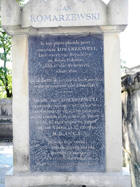 File:Pere-Lachaise. Komarzewski grave.JPG