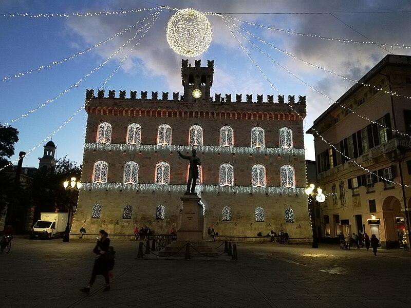 File:Piazza mazzini natale 2019.jpg