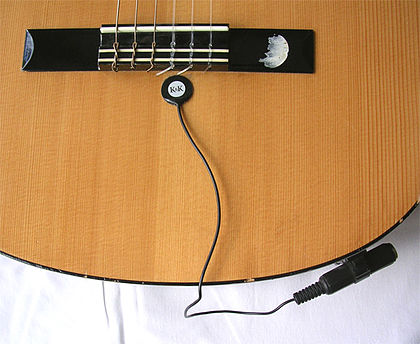 Pickup piezoelektrik pada gitar akustik