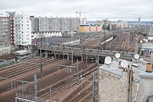 Vue générale du faisceau de voies de l'avant-gare de Paris-Nord, en direction de Saint-Denis. Le dépôt de La Chapelle se situe à gauche derrière le pont Marcadet.