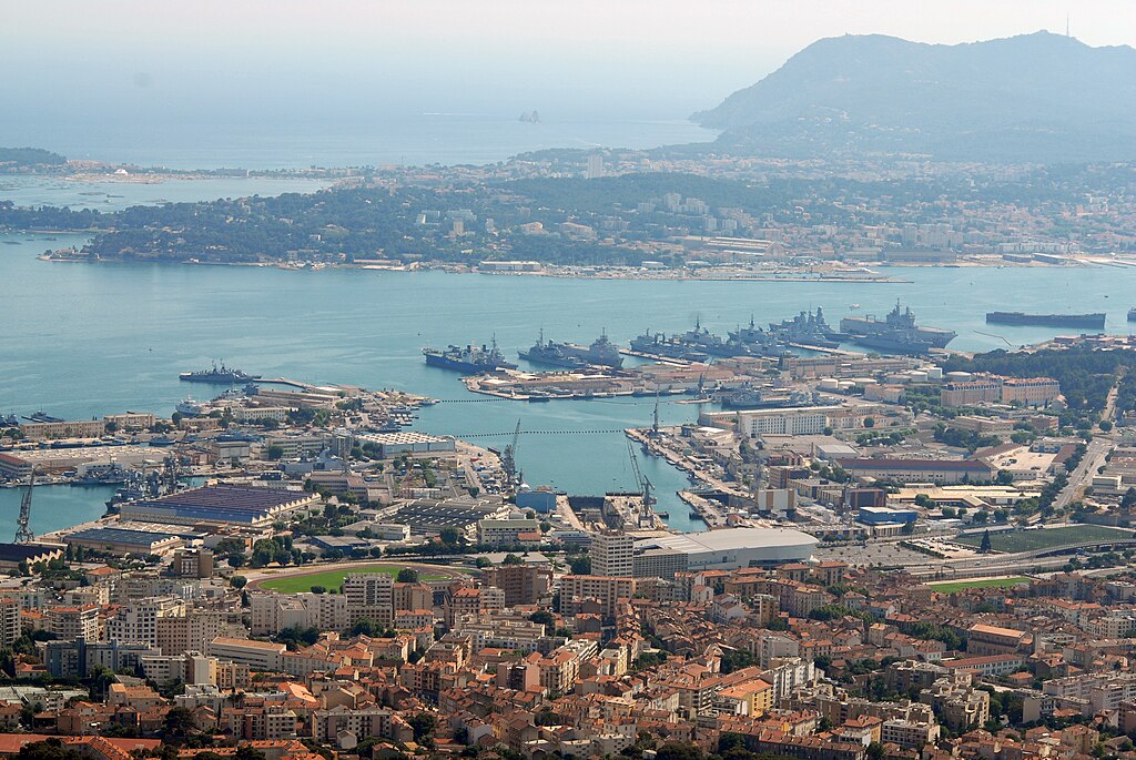 Galerie photo des villes de Sorabe   1024px-Port_militaire_de_Toulon2