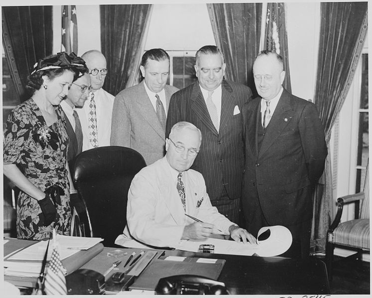 File:President Truman signing a bill in the oval office making the governorship of Puerto Rico an elected office. L to R... - NARA - 199699.jpg