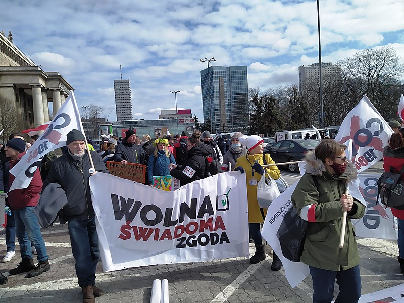 File:Protest against anti-pandemic measures in Warsaw (20.03.2021) (2).jpg