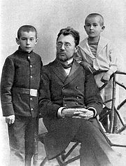 Пётр Васильевич Катаев с сыновьями Валентином (слева) и Евгением. Одесса, 1910
