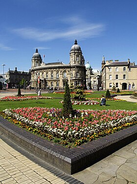 The Queen's Gardens, Maritime Museum, and City Hall (rear) in Kingston upon Hull city centre