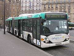 Un autobus Scania OmniCity 18m au terminus Denfert-Rochereau RER Métro, en février 2006.