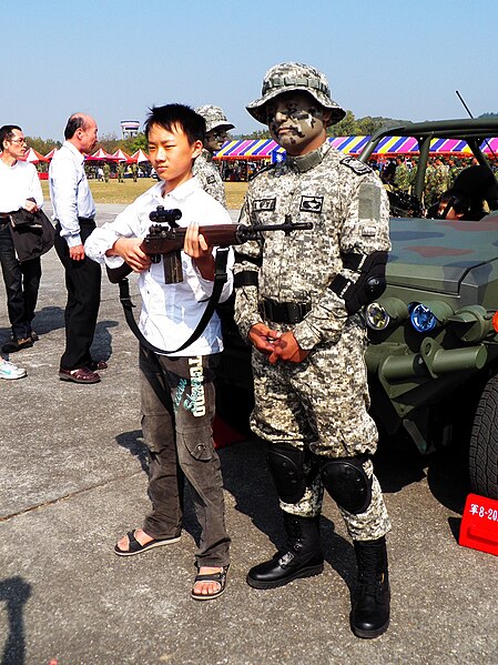 File:ROCA Special Force Team Leader Photo wirh Young Boy 20120211.jpg