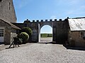 Portail vu de la cour et ancienne porcherie à droite.