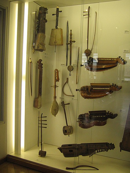 File:Rebabs, Hurdy Gurdys, Deutsches Museum.jpg