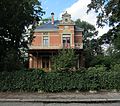 Villa mit Nebengebäude, Taubenhaus, Wasserbecken/Schalenbrunnen, Villengarten und Einfriedung