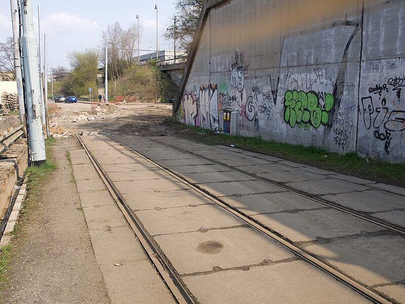 File:Reko TT Nádraží Holešovice - Trojská, sjezd z mostu v Holešovicích 2.jpg