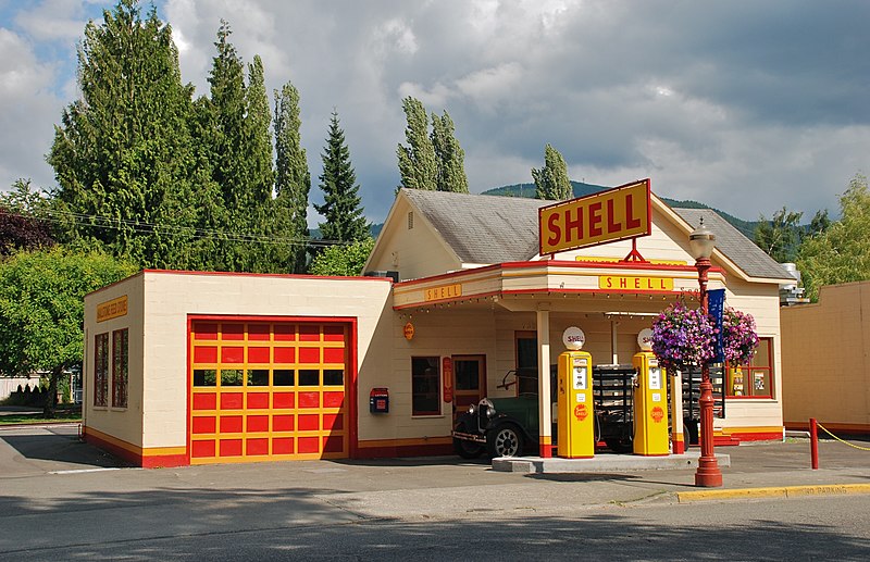 File:Restored 1940s Shell gas station in Issaquah, Washington, in 2008.jpg