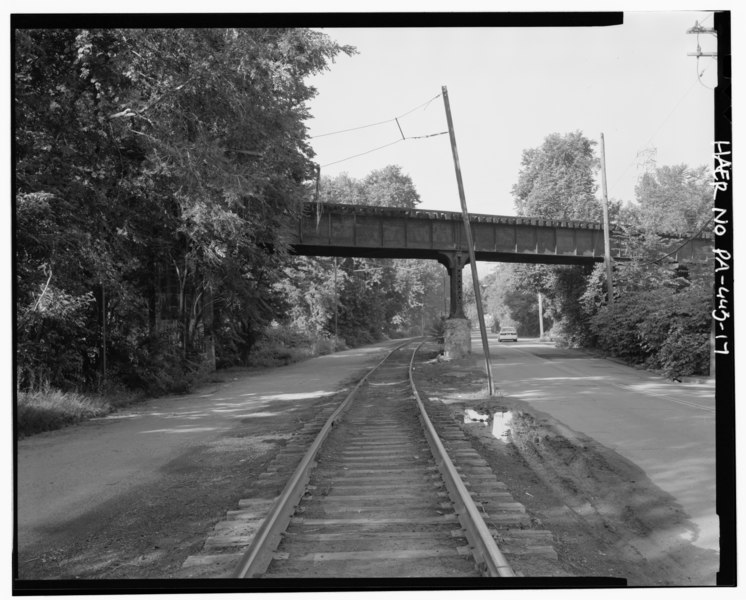 File:River Avenue view south, pier and girder - West Penn Bridge, Pennsylvania Railroad, spanning Allegheny River, Pittsburgh, Allegheny County, PA HAER PA,2-PITBU,70-17.tif