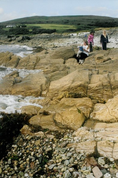 File:Rocky foreshore at Claonaig Jetty - geograph.org.uk - 417765.jpg