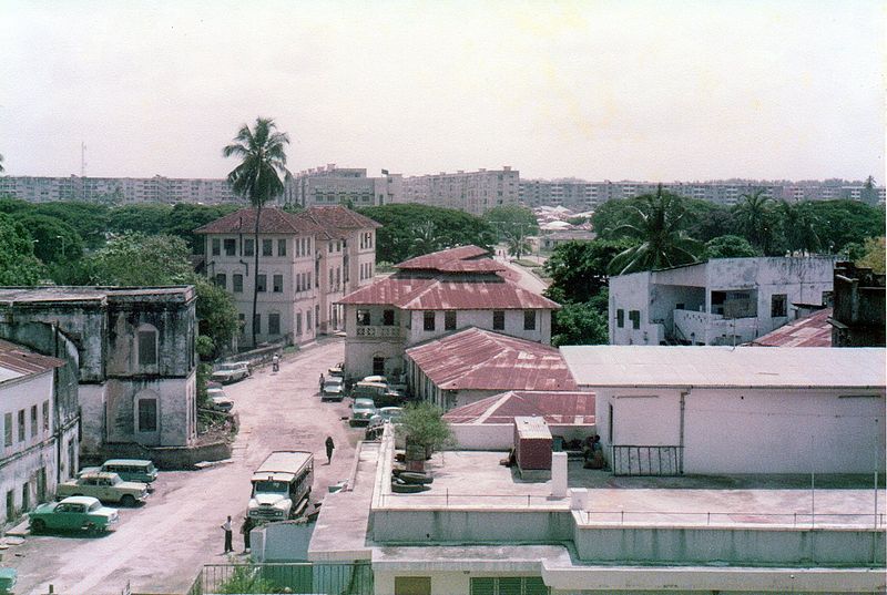 Iyeltak:Roofs of Zanzibar stone town (3067337781).jpg