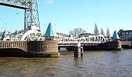 Zijaanzicht van de gesloten Koninginnebrug.