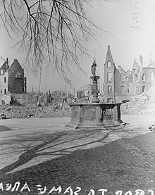 Hildesheim city square in April 1945 SC 335309 - City square of Hildesheim, Germany. (52240573993).jpg